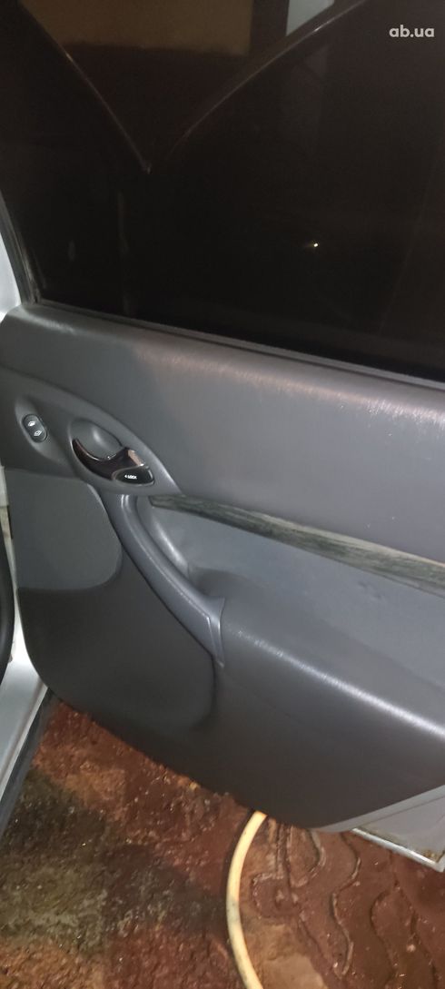 Ford Focus 2000 серебристый - фото 6