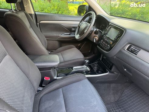 Mitsubishi Outlander 2018 серый - фото 24