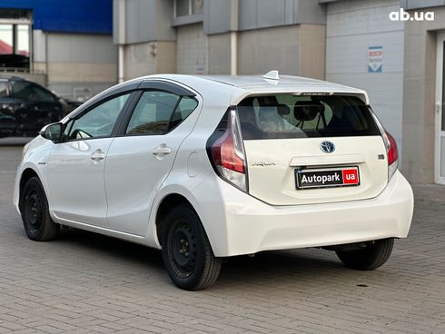 Toyota Aqua 2015 белый - фото 6