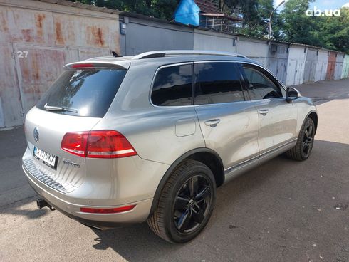 Volkswagen Touareg 2011 серебристый - фото 9