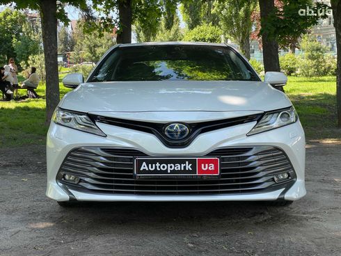 Toyota Camry 2019 белый - фото 2