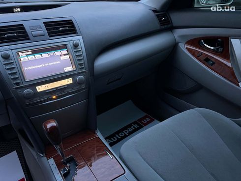Toyota Camry 2010 белый - фото 78