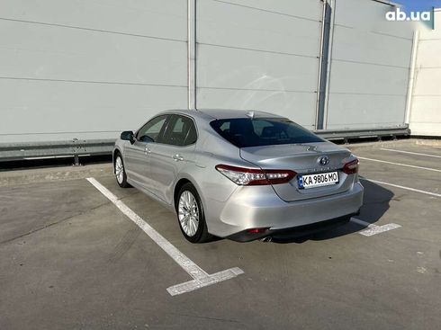 Toyota Camry 2020 - фото 17