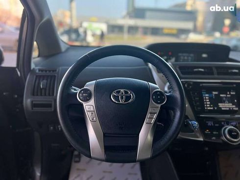 Toyota Prius V 2017 - фото 26