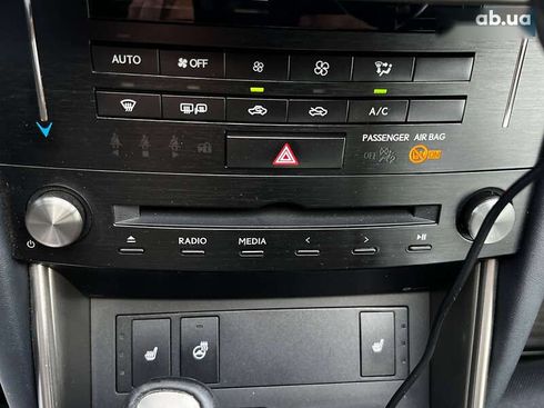 Lexus IS 2017 - фото 17