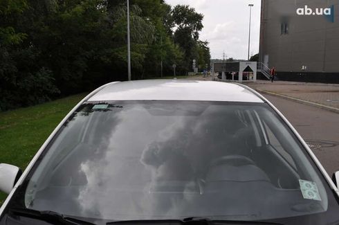 Toyota Auris 2011 - фото 12