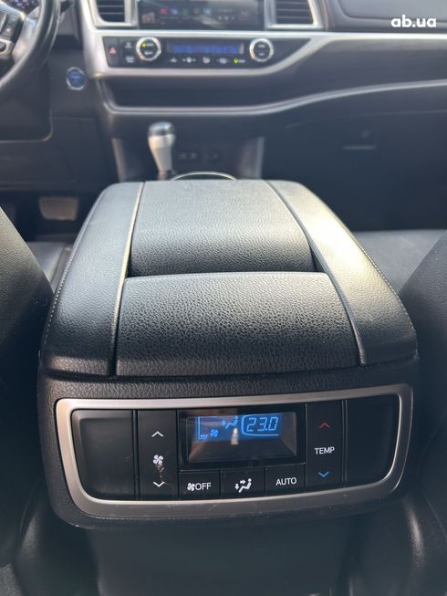 Toyota Highlander 2018 серый - фото 12