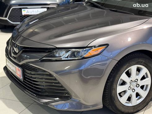 Toyota Camry 2018 серый - фото 4