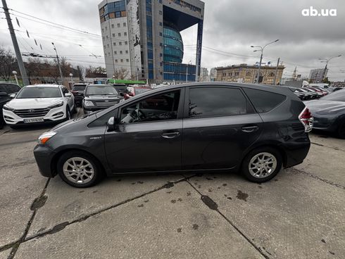 Toyota Prius V 2017 серый - фото 2