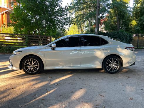 Toyota Camry 2022 белый - фото 15