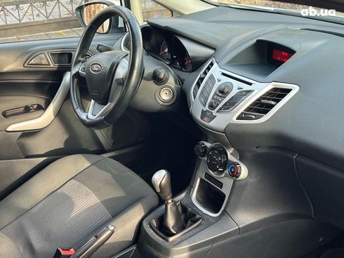 Ford Fiesta 2012 белый - фото 33