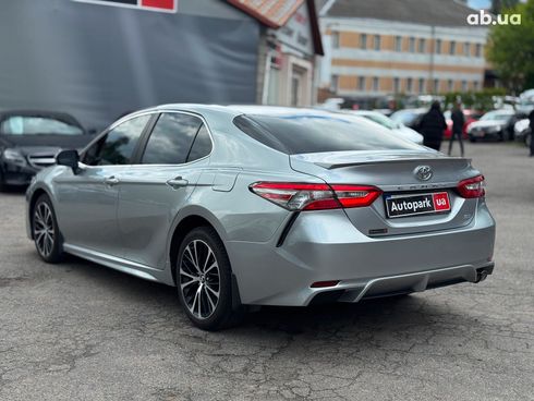 Toyota Camry 2018 серый - фото 10