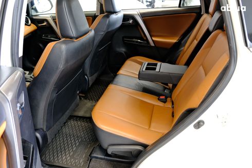 Toyota RAV4 2017 белый - фото 8