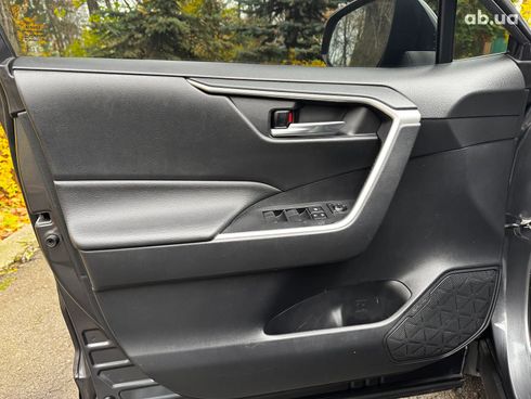 Toyota RAV4 2019 серый - фото 13