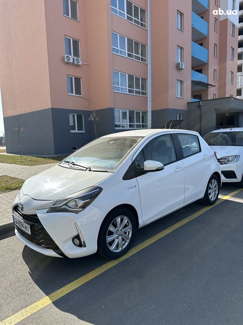 Toyota Yaris Hybrid 2017 белый - фото 13