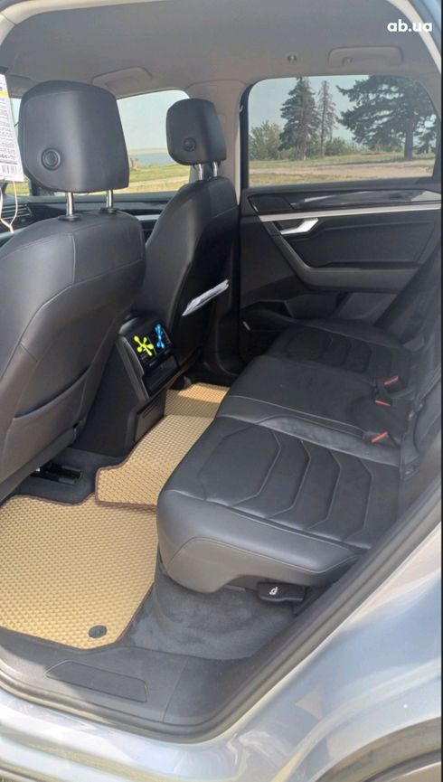 Volkswagen Touareg 2019 серый - фото 17