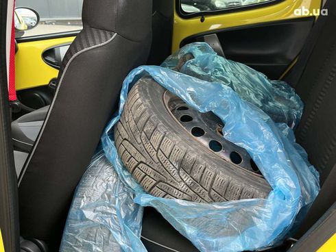 Peugeot 107 2012 желтый - фото 31