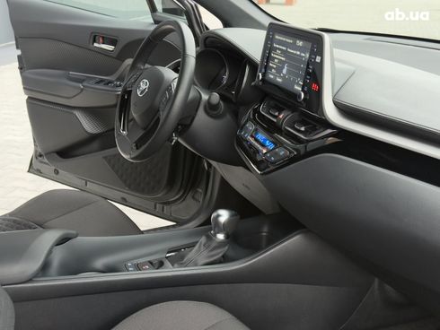 Toyota C-HR 2022 серый - фото 45