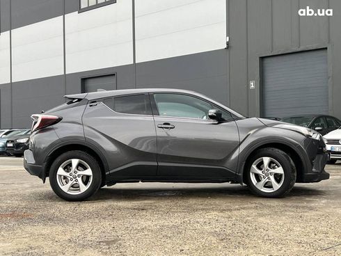 Toyota C-HR 2017 серый - фото 10