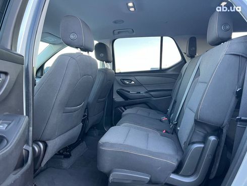 Chevrolet Traverse 2017 серый - фото 36