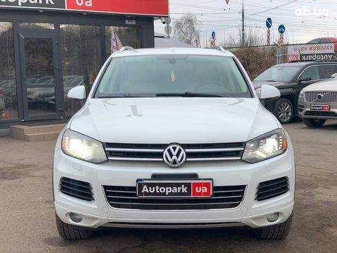 Volkswagen Touareg 2012 белый - фото 2