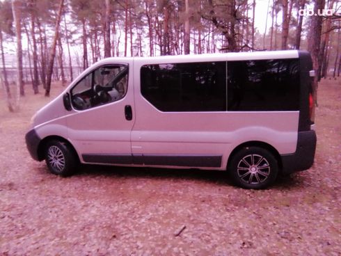 Renault Trafic 2004 серый - фото 8