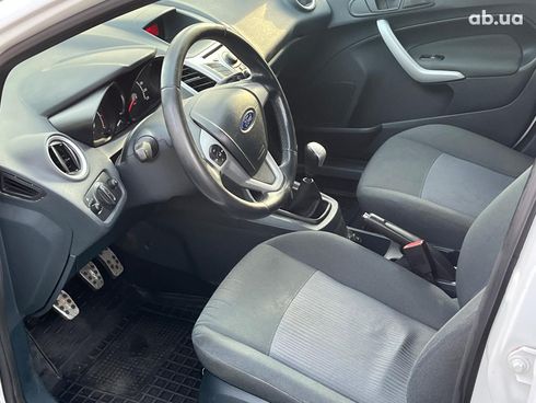 Ford Fiesta 2012 белый - фото 23