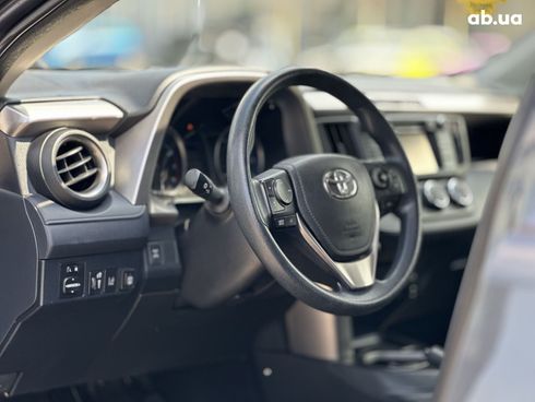 Toyota RAV4 2018 серый - фото 10