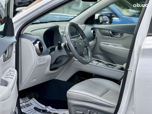 Hyundai Kona Electric 2021 белый - фото 12