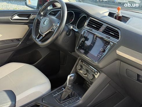 Volkswagen Tiguan 2017 красный - фото 15