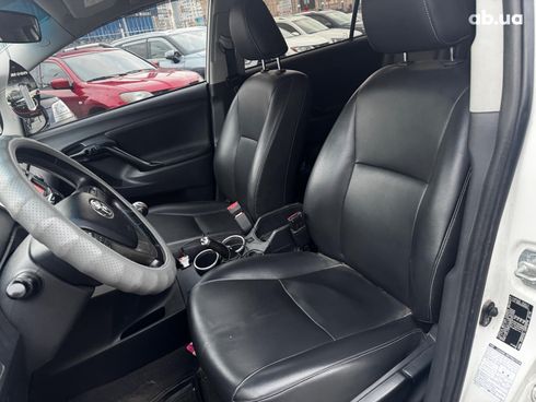 Toyota Avensis Verso 2014 белый - фото 15