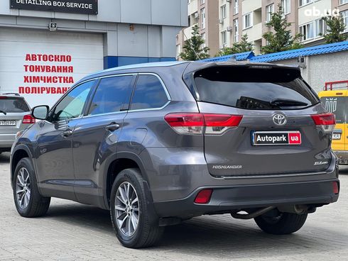 Toyota Highlander 2019 серый - фото 11