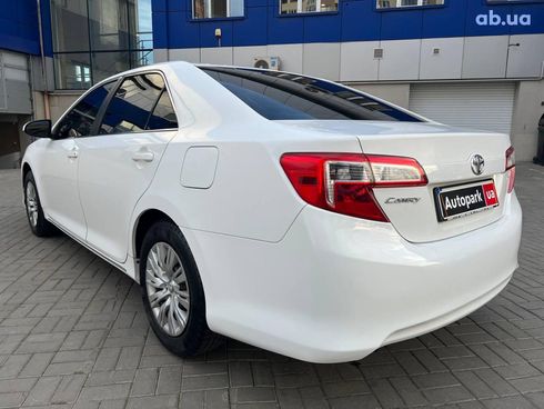 Toyota Camry 2012 белый - фото 7