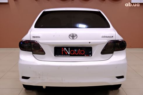 Toyota Corolla 2011 белый - фото 6
