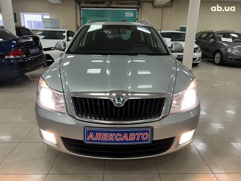 Skoda Octavia 2010 серебристый - фото 14