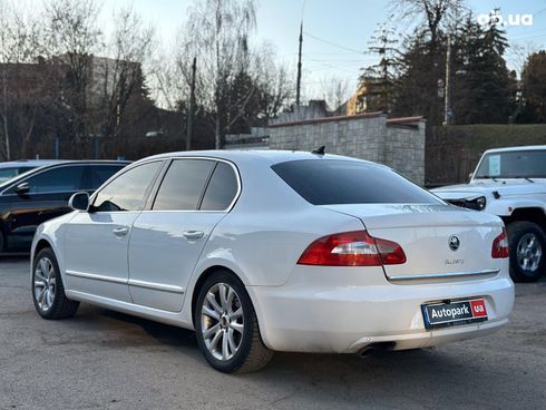 Skoda Superb 2010 белый - фото 5