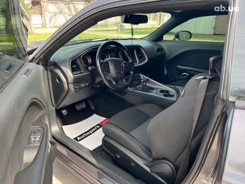 Dodge Challenger 2019 серый - фото 17
