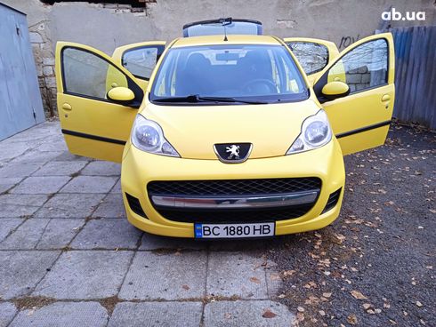 Peugeot 107 2011 желтый - фото 9