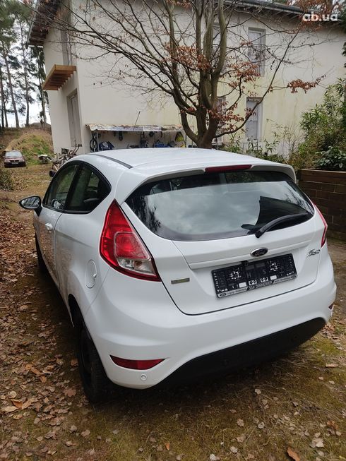 Ford Fiesta 2017 белый - фото 16