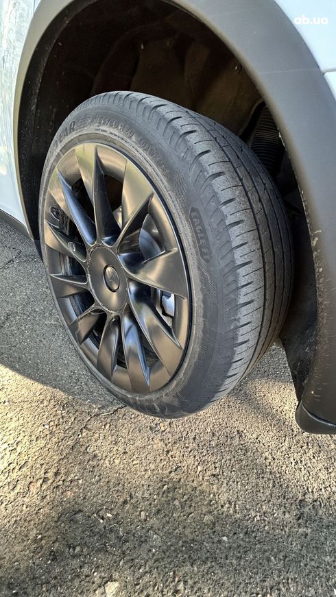 Tesla Model Y 2023 белый - фото 11