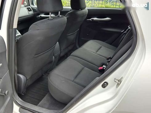 Toyota Auris 2011 - фото 13
