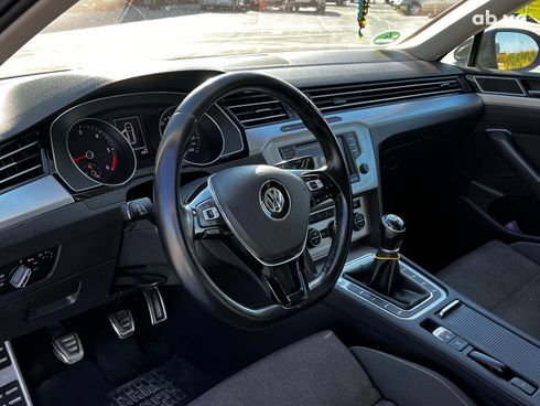 Volkswagen Passat 2016 серый - фото 14