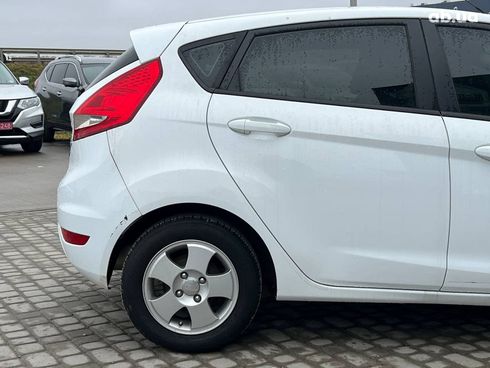 Ford Fiesta 2012 белый - фото 9