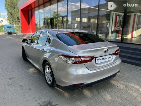 Toyota Camry 2020 - фото 11