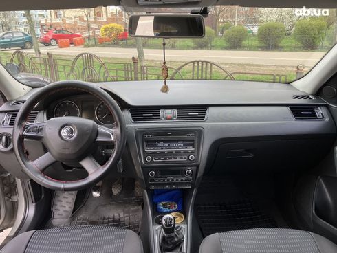 Skoda Rapid 2013 бежевый - фото 5