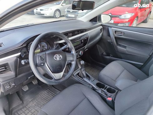 Toyota Corolla 2014 белый - фото 18