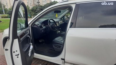 Volkswagen Touareg 2013 белый - фото 8