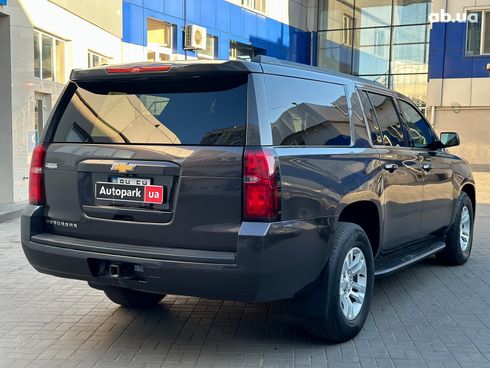 Chevrolet Suburban 2016 серый - фото 7