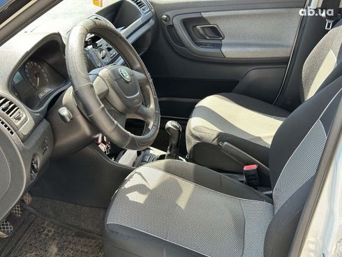 Skoda Fabia 2011 белый - фото 8