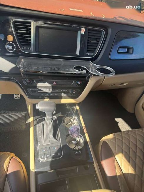 Kia Carnival 2017 - фото 13